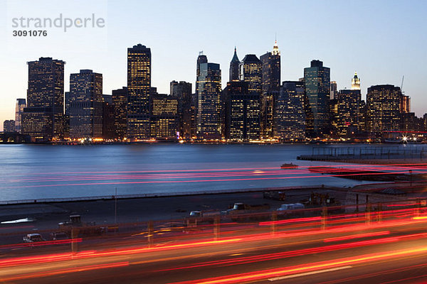 Verkehr und Stadtbild in der Dämmerung  Manhattan  New York City  NY  USA