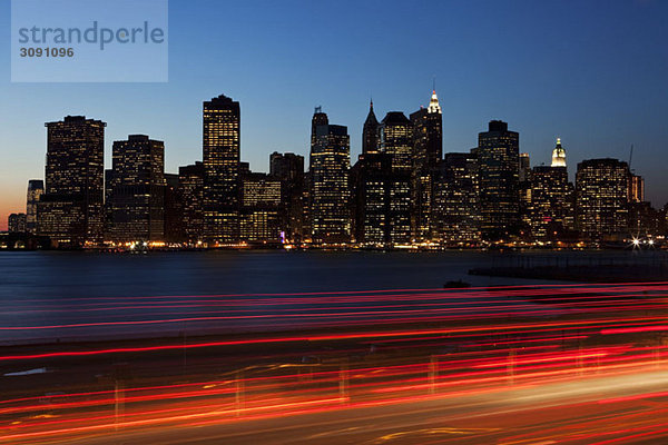 Verkehr und Stadtbild in der Dämmerung  Manhattan  New York City  NY  USA