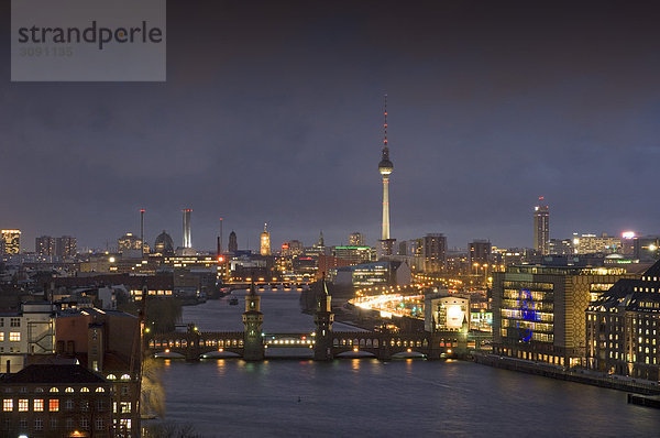 Berlin  Skyline  Blick auf die Spree mit Oberbaumbrücke  Fernsehturm