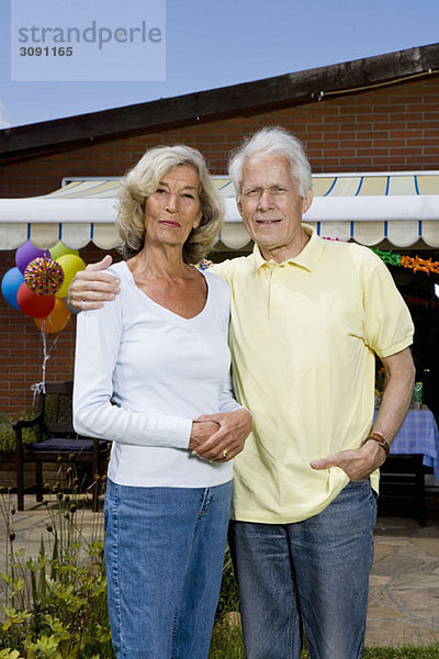 Porträt eines älteren Paares  im Freien