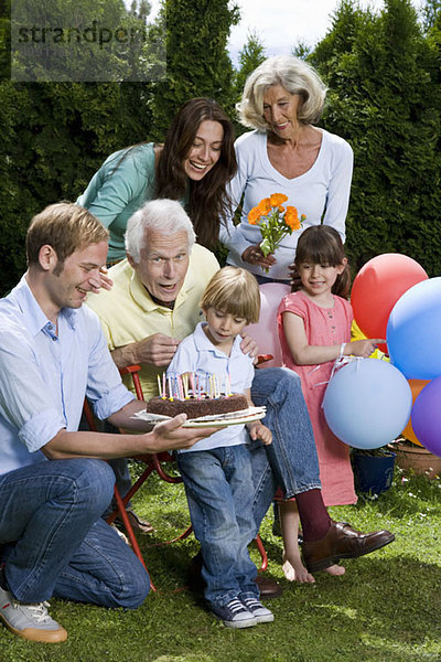 Eine Mehrgenerationen-Familie feiert Geburtstag  im Freien