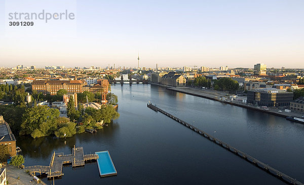 Berlin  Skyline  Blick auf die Spree mit Oberbaumbrücke  Fernsehturm