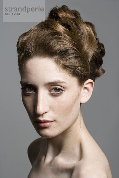 Porträt einer jungen Frau mit eleganter Frisur