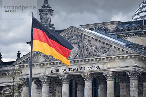 Deutschlandfahne am Reichstagsgebäude  Berlin  Deutschland