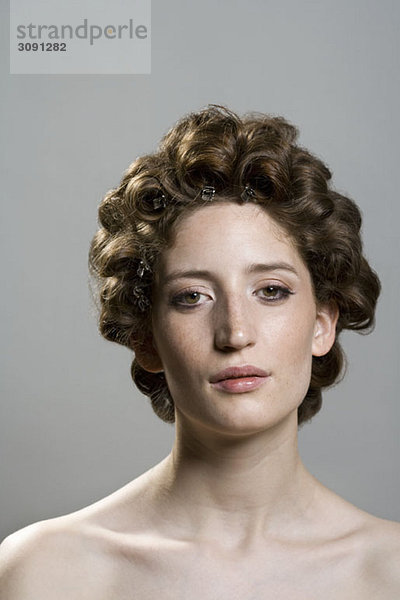 Porträt einer jungen Frau mit rollenden Haaren