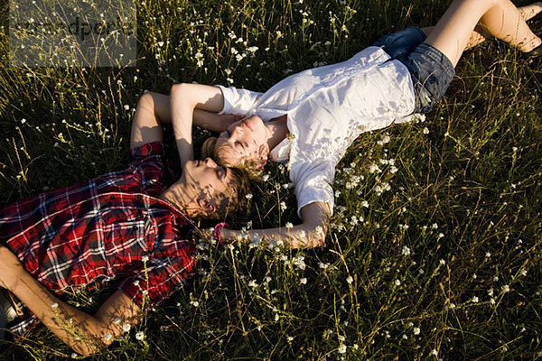 Ein junges Paar schlafend auf einem Feld