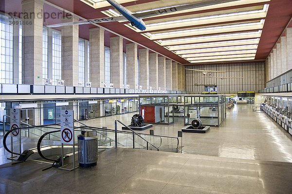 Flughafen Tempelhof  Abfertigungshalle  Berlin  Deutschland