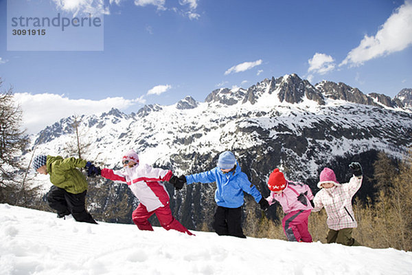 5 Kinder halten sich an den Händen.