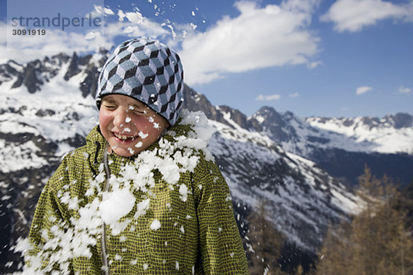 Junge vom Schneeball getroffen.