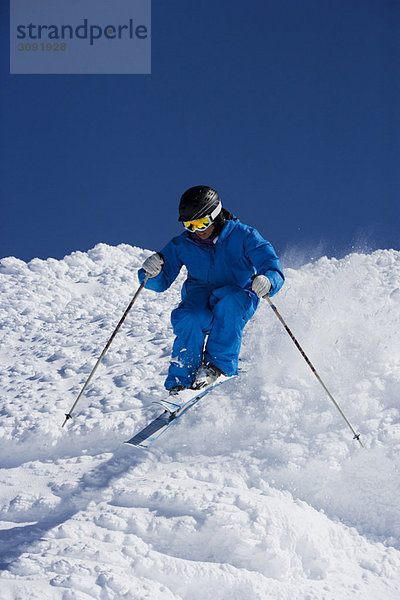 Mann im blauen Skigebiet.