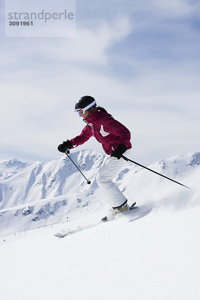 Frau im rot-weißen Outfit abseits der Piste.