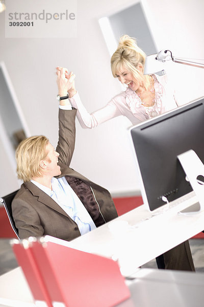 Geschäftsfrau und Geschäftsmann high five