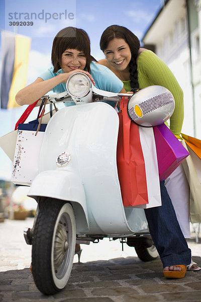 Freundinnen mit Motorroller