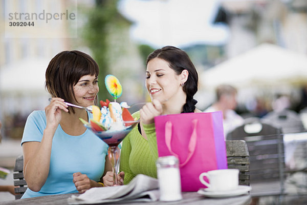 Freundinnen genießen Eiscreme