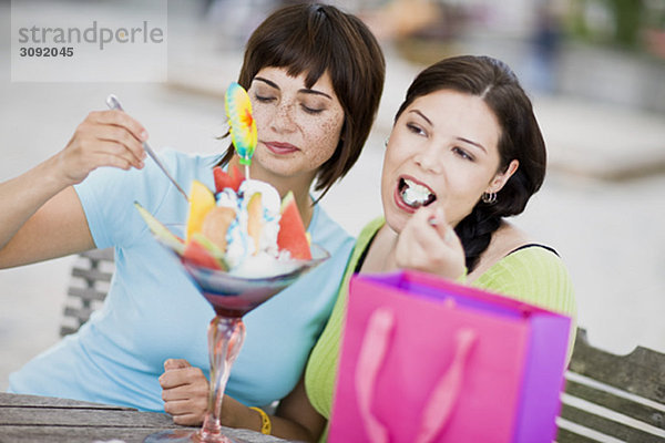 Freundinnen genießen Eiscreme