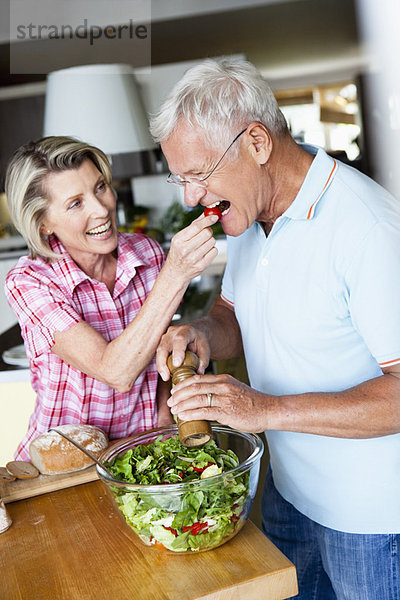 Senior Paar Zubereitung Salat