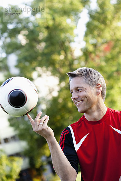 Fußballer Balancing Ball