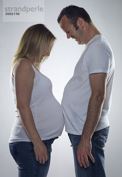 schwangere Frau vergleicht Bump mit Mann