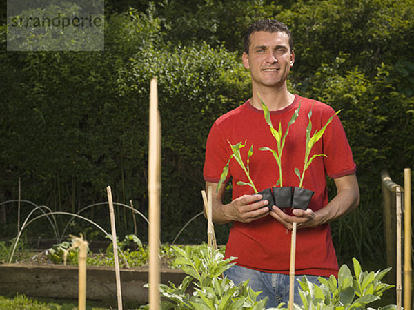 Mann im Gartenbau