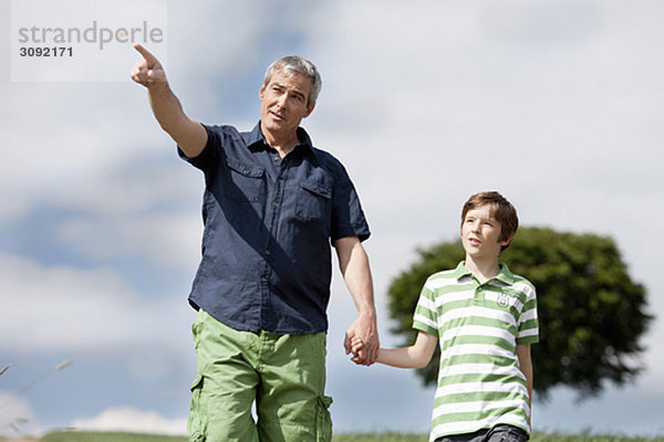 Vater und Sohn gehen zusammen