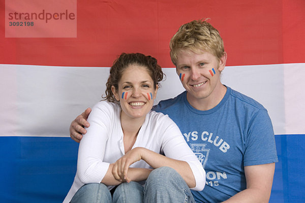 Paar lächelt mit holländischer Flagge