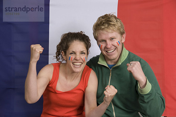 Paar lächelt mit französischer Flagge