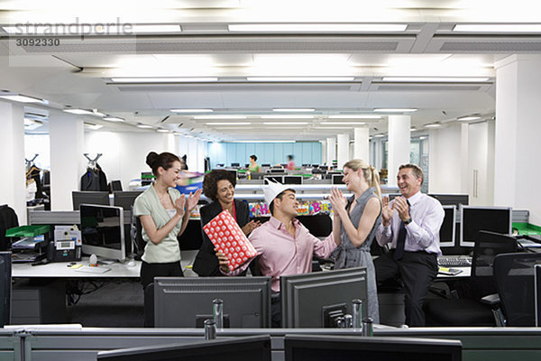 Der Geburtstag eines Geschäftsmannes im Büro