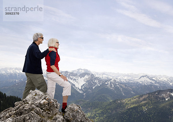 Seniorenpaar auf dem Berggipfel