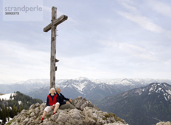 Seniorenpaar auf dem Berggipfel