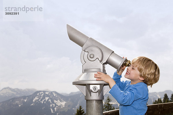 Junge schaut durch das Teleskop