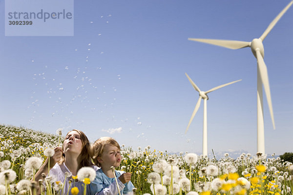 Mädchen und Junge an der Windkraftanlage