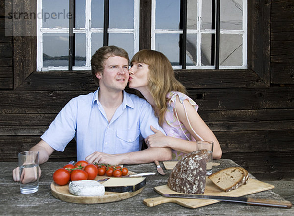 Paar beim Essen  Küssen im Freien