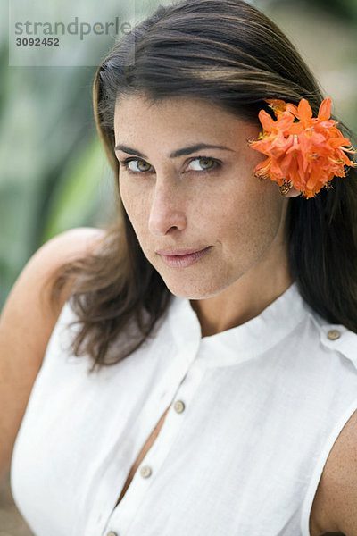 Ein Porträt einer Frau mit einer Blume