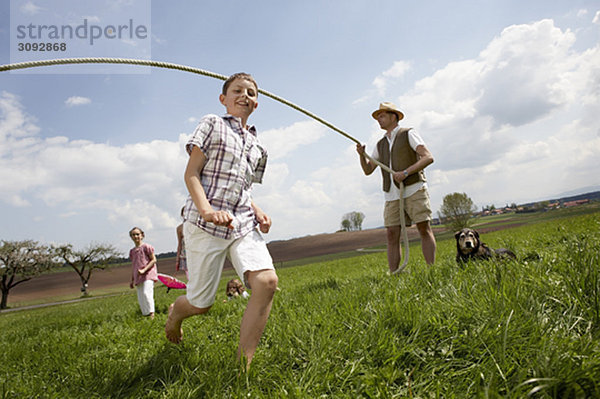 Fröhliches Familienspringen auf dem Land