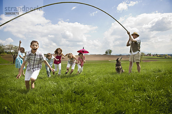 Familie mit Spaß auf dem Land