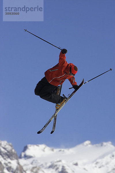 Freestyle-Skifahrer in der Luft.