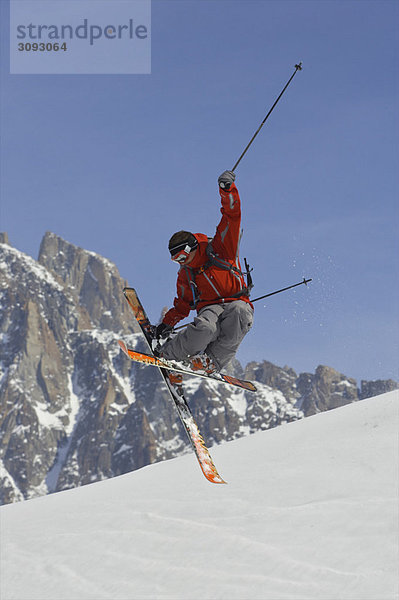 Freeride-Skifahrer beim Sprung in die Luft.