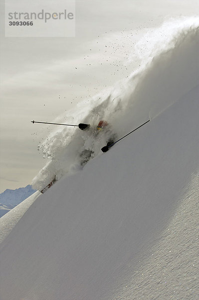 Skifahrer beim Wenden im Tiefschnee.