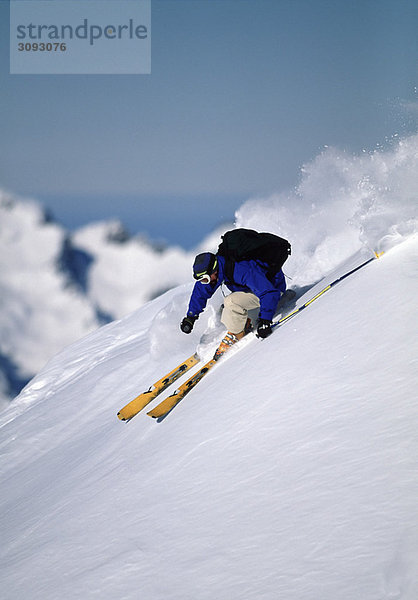 Skifahrer beim Abfahren einer Schneepiste
