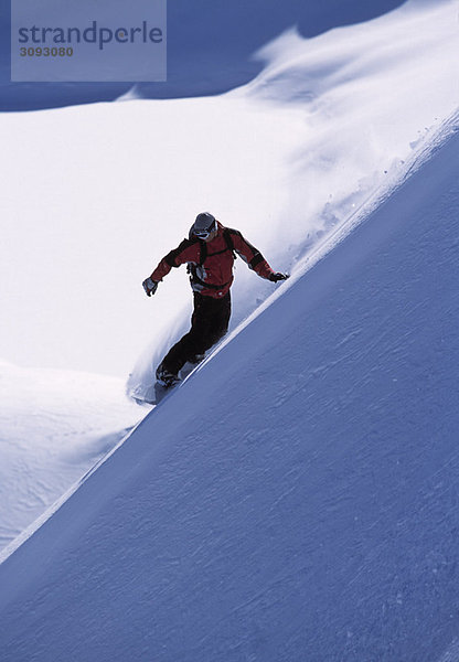 Snowboarder beim Drehen einer Piste