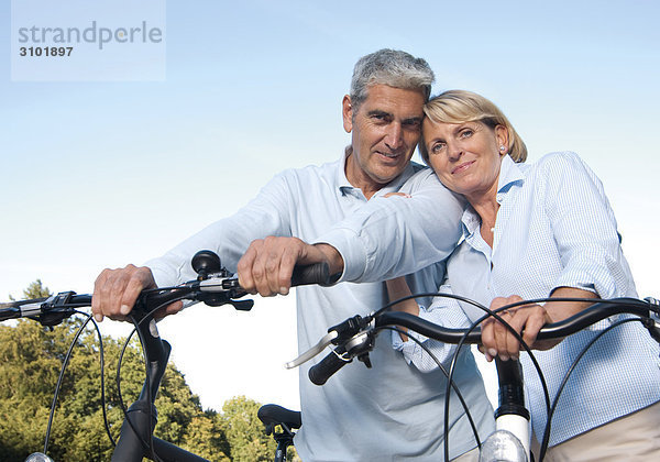 Seniorenpaar mit Fahrrädern