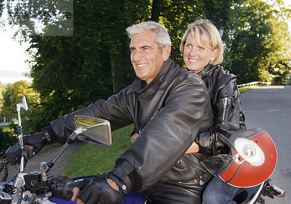 Seniorenpaar auf Motorrad