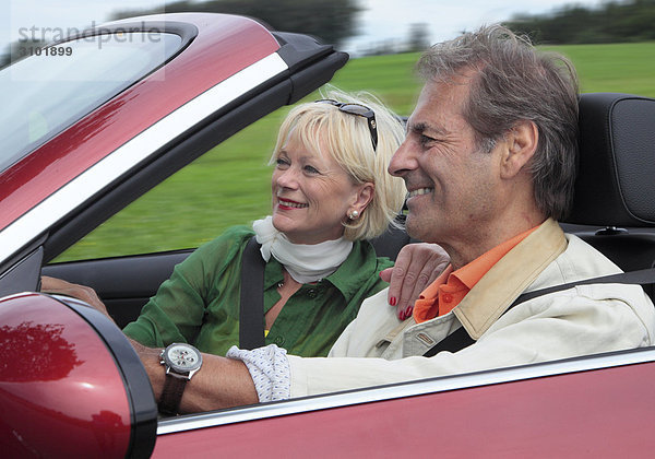 Seniorenpaar  fahren mit Cabrio