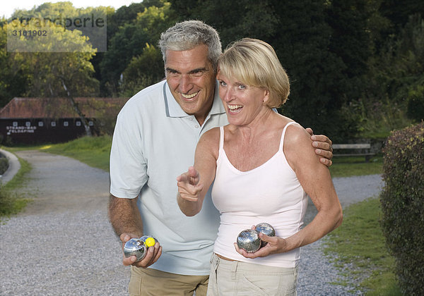 Seniorenpaar beim Boule-Spiel