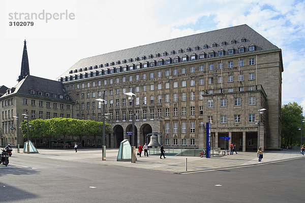Willy-Brandt-Platz und Rathaus  Bochum  Nordrhein-Westfalen  Deutschland