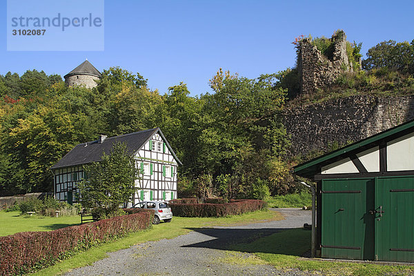 Fachwerkhaus und Burg Ehrenstein  Neustadt (Wied)  Rheinland-Pfalz  Deutschland