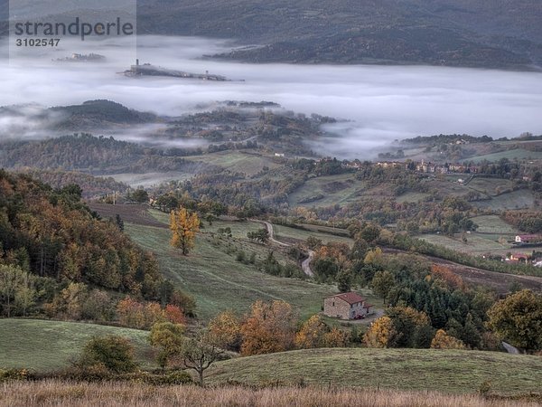 Italien  Toskana  Nationalpark Foreste Casentinesi Hügel mit Poppi Stadt im Hintergrund