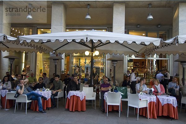 Italien  Lombardei  Mailand  Corso Vittorio Emanuele  Leute im Cafe