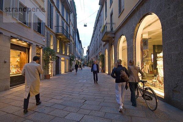 Italien  Lombardei  Mailand  Via della Spiga in der Dämmerung