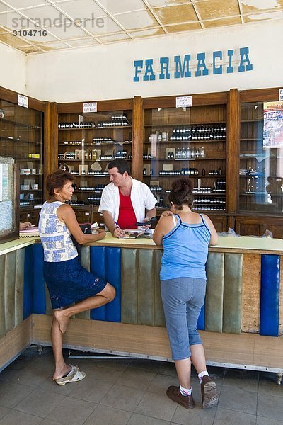 Kuba  Remedios  lokalen Frauen in Apotheke
